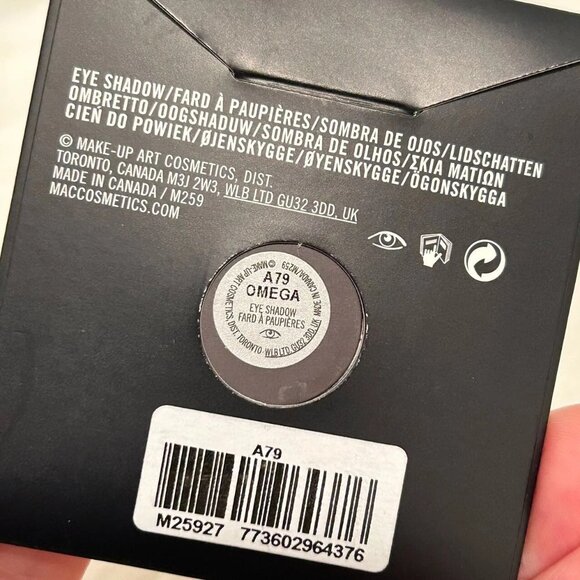 New in Box MAC Eye Shadow Pro Palette Refill Pan shade Omega 0.05oz/1.5g - Picture 4 of 5